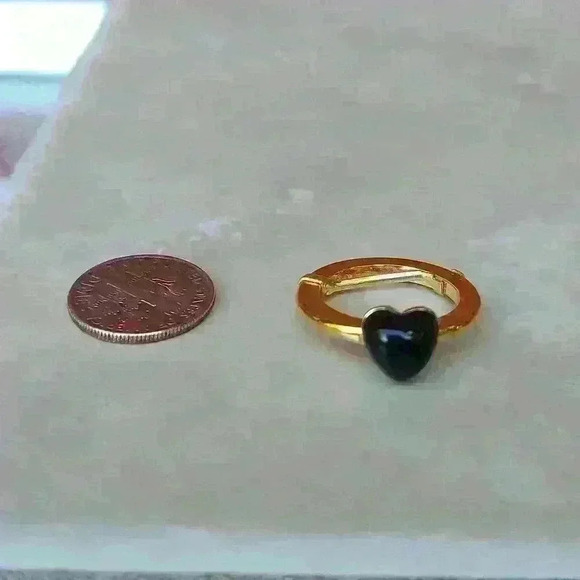 Gold tone black heart ring size4 to  5 adjustable - Picture 13 of 17
